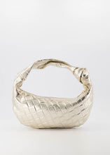Afbeelding in Gallery-weergave laden, Lederen Handtas Botta Metallic Goud, Botta is een leren handtas gemaakt van metallic leer en is te sluiten met een ritssluiting. De tas kan ook gedragen worden als crossbodytas en wordt geleverd met een afneembaar en verstelbaar hengsel. Botta heeft een hoofdvak met aan de binnenzijde een ritsvakje. Botta Tas is verkrijgbaar in verschillende kleuren: Suede Zwart, Suede Zand, Metallic Goud, Metallic Zilver.
