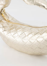 Afbeelding in Gallery-weergave laden, Lederen Handtas Botta Metallic Goud, Botta is een leren handtas gemaakt van metallic leer en is te sluiten met een ritssluiting. De tas kan ook gedragen worden als crossbodytas en wordt geleverd met een afneembaar en verstelbaar hengsel. Botta heeft een hoofdvak met aan de binnenzijde een ritsvakje. Botta Tas is verkrijgbaar in verschillende kleuren: Suede Zwart, Suede Zand, Metallic Goud, Metallic Zilver.