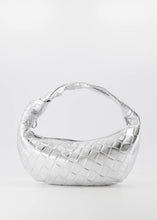 Afbeelding in Gallery-weergave laden, Lederen Handtas Botta Metallic Zilver, Botta is een leren handtas gemaakt van metallic leer en is te sluiten met een ritssluiting. De tas kan ook gedragen worden als crossbodytas en wordt geleverd met een afneembaar en verstelbaar hengsel. Botta heeft een hoofdvak met aan de binnenzijde een ritsvakje. Botta Tas is verkrijgbaar in verschillende kleuren: Suede Zwart, Suede Zand, Metallic Goud, Metallic Zilver.