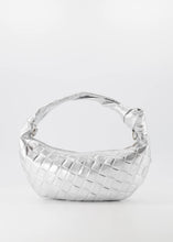Afbeelding in Gallery-weergave laden, Lederen Handtas Botta Metallic Zilver, Botta is een leren handtas gemaakt van metallic leer en is te sluiten met een ritssluiting. De tas kan ook gedragen worden als crossbodytas en wordt geleverd met een afneembaar en verstelbaar hengsel. Botta heeft een hoofdvak met aan de binnenzijde een ritsvakje. Botta Tas is verkrijgbaar in verschillende kleuren: Suede Zwart, Suede Zand, Metallic Goud, Metallic Zilver.