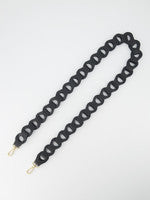 Afbeelding in Gallery-weergave laden, Zwarte Lederen Bagstrap Big, schouderband voor aan een tas. De band is ca. 4cm breed en is niet verstelbaar. De schouderband is in verschillende kleuren verkrijgbaar: Multicolor Groen-Roze-Oranje-Magenta, Wit-Beige-Goud metallic, Zwart mat.