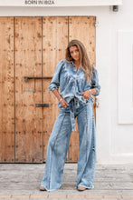 Load image into Gallery viewer, Denim Blouse Pancha Blue van ibzmode heeft een kraagje, sluit met de knopen, heeft gerafelde afwerkingen, elastiek bij de polsen en is geplooid bij de borsten. De gerafelde afwerkingen en elastiek bij de polsen geven een speelse twist aan het klassieke ontwerp. Verkrijgbaar in verschillende kleuren: Off White, Blue.