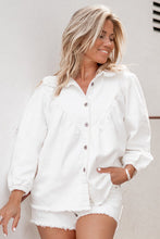 Load image into Gallery viewer, Denim Blouse Pancha van ibzmode heeft een kraagje, sluit met de knopen, heeft gerafelde afwerkingen, elastiek bij de polsen en is geplooid bij de borsten. De gerafelde afwerkingen en elastiek bij de polsen geven een speelse twist aan het klassieke ontwerp. Voeg een vleugje Ibiza flair toe aan je garderobe!