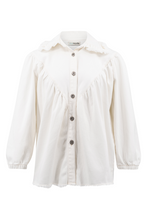 Load image into Gallery viewer, Denim Blouse Pancha van ibzmode heeft een kraagje, sluit met de knopen, heeft gerafelde afwerkingen, elastiek bij de polsen en is geplooid bij de borsten. De gerafelde afwerkingen en elastiek bij de polsen geven een speelse twist aan het klassieke ontwerp. Voeg een vleugje Ibiza flair toe aan je garderobe!