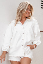 Load image into Gallery viewer, Denim Blouse Pancha van ibzmode heeft een kraagje, sluit met de knopen, heeft gerafelde afwerkingen, elastiek bij de polsen en is geplooid bij de borsten. De gerafelde afwerkingen en elastiek bij de polsen geven een speelse twist aan het klassieke ontwerp. Voeg een vleugje Ibiza flair toe aan je garderobe!