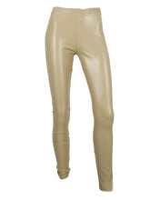Load image into Gallery viewer, Camel kleurige Legging van Vegan Leather, PU. Een mooie kwaliteit leather look legging van Norfy met subtiele glans. Deze legging heeft een voering van dunne soepele fleece kwaliteit en heeft zeer veel stretch, is verkrijgbaar in verschillende kleuren: camel, zwart, army green.