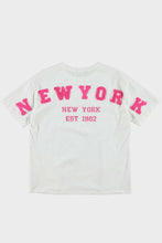 Load image into Gallery viewer, Wit T-shirt New York is een basis shirt van 100% katoen met ronde boord en korte mouwen. Op de achterkant heeft dit t-shirt een applicatie met letters NEW YORK in roze. T-shirt New York is verkrijgbaar in verschillende kleuren: Wit/roze, Rood/wit, Geel/wit.