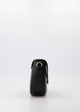 Afbeelding in Gallery-weergave laden, Zwarte Tas Favi is een stijlvol lederen crossbody tas gemaakt van generfd leer, luxe leersoort. De tas wordt geleverd met een breed afneembaar lederen hengsel. Tas Favi heeft een hoofdvak met aan de binnenzijde een ritsvak. Tas Favi, verkrijgbaar in verschillende kleuren Zwart, Goud. Prachtige Tas met luxe uitstraling.