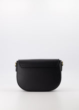 Afbeelding in Gallery-weergave laden, Zwarte Tas Favi is een stijlvol lederen crossbody tas gemaakt van generfd leer, luxe leersoort. De tas wordt geleverd met een breed afneembaar lederen hengsel. Tas Favi heeft een hoofdvak met aan de binnenzijde een ritsvak. Tas Favi, verkrijgbaar in verschillende kleuren Zwart, Goud. Prachtige Tas met luxe uitstraling.