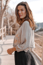 Load image into Gallery viewer, Taupe Gilet Luciana Romance van ibzmode in Light Taupe is een gevoerd gilet bewerkt met goud embroidery. Dit gilet is een ware eyecatcher voor je garderobe! Met zijn verfijnde goud embroidery en perfecte pasvorm, biedt dit gevoerde gilet een vleugje luxe aan elke outfit.