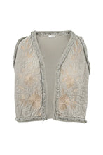Load image into Gallery viewer, Taupe Gilet Luciana Romance van ibzmode in Light Taupe is een gevoerd gilet bewerkt met goud embroidery. Dit gilet is een ware eyecatcher voor je garderobe! Met zijn verfijnde goud embroidery en perfecte pasvorm, biedt dit gevoerde gilet een vleugje luxe aan elke outfit.