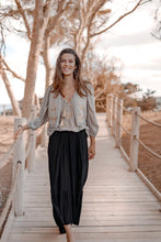 Load image into Gallery viewer, Taupe Gilet Luciana Romance van ibzmode in Light Taupe is een gevoerd gilet bewerkt met goud embroidery. Dit gilet is een ware eyecatcher voor je garderobe! Met zijn verfijnde goud embroidery en perfecte pasvorm, biedt dit gevoerde gilet een vleugje luxe aan elke outfit.