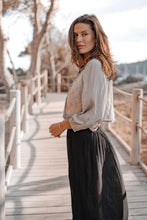 Load image into Gallery viewer, Taupe Gilet Luciana Romance van ibzmode in Light Taupe is een gevoerd gilet bewerkt met goud embroidery. Dit gilet is een ware eyecatcher voor je garderobe! Met zijn verfijnde goud embroidery en perfecte pasvorm, biedt dit gevoerde gilet een vleugje luxe aan elke outfit.