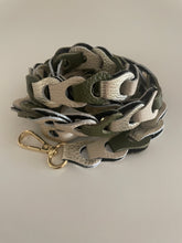 Afbeelding in Gallery-weergave laden, Lederen Bagstrap Small, schouderband voor aan een tas, ook als telefoonkoord te dragen. De band is ca. 2,5cm breed en is niet verstelbaar. De schouderband is in verschillende kleuren verkrijgbaar: Beige-Zwart-Zilver metallic, Beige-Groen-Zilver metallic, Beige-Rosé metallic-Brons metallic-Zilver metallic.