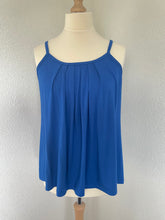 Afbeelding in Gallery-weergave laden, Blauwe mouwloze top van Mooij is een klokkend model met bandjes, een prachtige top van een zwaardere kwaliteit stof. Top heeft een ronde hals, is aan de hals plissé gestikt. Top is verkrijgbaar in verschillende kleuren: Groen, Oranje, Fuchsia, Koningsblauw, Olijfgroen en is een échte favoriet.