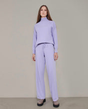 Afbeelding in Gallery-weergave laden, Corel Broek Olivia Lila is een fluweelzachte broek met wijde pijpen. Broek heeft een koordje in de band en nepzak klepjes op de achterkant. Van dezelfde serie is ook een trui, Corel Trui Sophia Sweater, verkrijgbaar in deze prachtige kleur lila. Deze items samen draagt als een mooi pak!