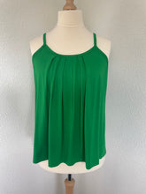 Afbeelding in Gallery-weergave laden, Groene mouwloze top van Mooij is een klokkend model met bandjes, een prachtige top van een zwaardere kwaliteit stof. Top heeft een ronde hals, is aan de hals plissé gestikt. Top is verkrijgbaar in verschillende kleuren: Groen, Oranje, Fuchsia, Koningsblauw, Olijfgroen en is een échte favoriet.
