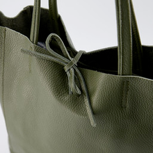 Afbeelding in Gallery-weergave laden, Groene Lederen schoudertas Mia is een soepel vallende shopper met touwsluiting en heeft aan de binnenkant van de tas een extra vakje met ritssluiting. Deze schoudertas is verkrijgbaar in verschillende kleuren: Groen, Ecru, Terra, Groen suède, Bruin suède, Cheetah suède, Kelly Green suède, Taupe suède, Beige suède.