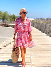 Load image into Gallery viewer, Roze Blouse van Place du Soleil, Pink Crab Blouse is een luchtige translucent blouse, een wat strakker model met lange mouwen en kraag. Blouse heeft een palmmotief en donkerblauwe biesjes bij de kraag en het zakje, contrasterend aan de mooie roze kleur blouse. Wat een plaatje! Deze blouse valt klein.