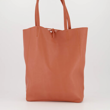 Afbeelding in Gallery-weergave laden, Terra Lederen schoudertas Mia is een soepel vallende shopper met knoopsluiting en heeft aan de binnenkant van de tas een extra tasje met ritssluiting. Deze schoudertas is verkrijgbaar in verschillende kleuren: Ecru, Terra, Kelly Green suède, Groen suède, Bruin suède, Cheetah suède. Afmeting tas is 40cm x 13cm x 35cm.