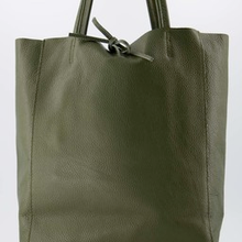 Afbeelding in Gallery-weergave laden, Groene Lederen schoudertas Mia is een soepel vallende shopper met touwsluiting en heeft aan de binnenkant van de tas een extra vakje met ritssluiting. Deze schoudertas is verkrijgbaar in verschillende kleuren: Groen, Ecru, Terra, Groen suède, Bruin suède, Cheetah suède, Kelly Green suède, Taupe suède, Beige suède.