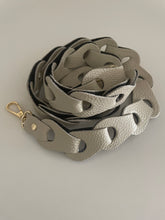 Afbeelding in Gallery-weergave laden, Lederen Bagstrap, schouderband voor aan een tas. De band is ca. 4cm breed en is niet verstelbaar. De schouderband is in verschillende kleuren verkrijgbaar: Zwart mat, Beige mat, Taupe mat, Multicolor Groen-Fuchsia-Oranje-Paars, Multicolor Beige, Zwart, Zilver.