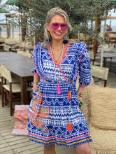 Load image into Gallery viewer, Jurk van Place du Soleil. Ikat Dragon Dress is een prachtige jurk (met onderjurk) in kobaltblauw met oranje accenten. Jurk heeft een V-hals, 3/4 mouwen en een prachtige dragon met de hand geborduurd. Wat een plaatje is deze jurk ook! De pasvorm van deze jurk is ruim.