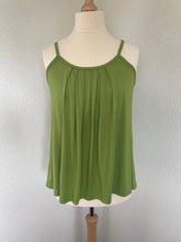 Afbeelding in Gallery-weergave laden, Groene mouwloze top van Mooij is een klokkend model met bandjes, een prachtige top van een zwaardere kwaliteit stof. Top heeft een ronde hals, is aan de hals plissé gestikt. Top is verkrijgbaar in verschillende kleuren: Groen, Oranje, Fuchsia, Koningsblauw, Olijfgroen en is een échte favoriet.