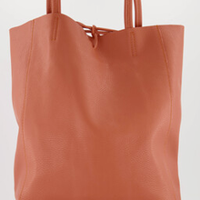 Afbeelding in Gallery-weergave laden, Terra Lederen schoudertas Mia is een soepel vallende shopper met knoopsluiting en heeft aan de binnenkant van de tas een extra tasje met ritssluiting. Deze schoudertas is verkrijgbaar in verschillende kleuren: Ecru, Terra, Kelly Green suède, Groen suède, Bruin suède, Cheetah suède. Afmeting tas is 40cm x 13cm x 35cm.