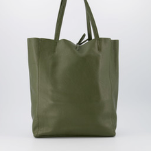 Afbeelding in Gallery-weergave laden, Groene Lederen schoudertas Mia is een soepel vallende shopper met touwsluiting en heeft aan de binnenkant van de tas een extra vakje met ritssluiting. Deze schoudertas is verkrijgbaar in verschillende kleuren: Groen, Ecru, Terra, Groen suède, Bruin suède, Cheetah suède, Kelly Green suède, Taupe suède, Beige suède.