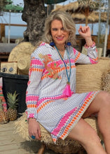 Load image into Gallery viewer, Jurk van Place du Soleil, Disco Dragon Long Sleeves is een prachtige middellang recht model jurk met steekzakken, lange mouwen en een kraag, die afgewerkt is met goudkleurige band. De jurk heeft een onderjurk, is een mooi kleurenpalet en heeft een dragon print op de borst, welke met de hand op de jurk is geborduurd.