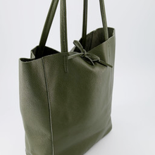 Afbeelding in Gallery-weergave laden, Groene Lederen schoudertas Mia is een soepel vallende shopper met touwsluiting en heeft aan de binnenkant van de tas een extra vakje met ritssluiting. Deze schoudertas is verkrijgbaar in verschillende kleuren: Groen, Ecru, Terra, Groen suède, Bruin suède, Cheetah suède, Kelly Green suède, Taupe suède, Beige suède.