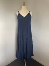 Afbeelding in Gallery-weergave laden, Jurk Maxi Shimmer & Shine is een lange wijde jurk van een gerimpelde stof. De jurk heeft een prachtige maar subtiele shimmer, heeft een V-hals en spaghettibandjes. De jurk is one size, is te dragen van maat 36 t/m maat 44 en is verkrijgbaar in verschillende kleuren: Navy, Fuchsia.