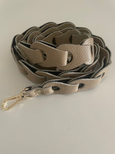 Afbeelding in Gallery-weergave laden, Lederen Bagstrap, schouderband voor aan een tas. De band is ca. 4cm breed en is niet verstelbaar. De schouderband is in verschillende kleuren verkrijgbaar: Zwart mat, Beige mat, Taupe mat, Multicolor Groen-Fuchsia-Oranje-Paars, Multicolor Beige, Zwart, Zilver.
