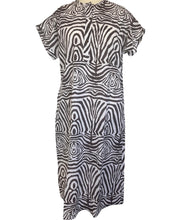 Load image into Gallery viewer, Zomerjurk, Kaftan van Moment by Moment in een vale zwart/wit print in zebra dessin. Zomerjurk heeft een ronde hals met vier knoopjes en heeft steekzakken. In deze serie is verkrijgbaar: Zomerjurk, super grote strandtas, te sluiten met een strikje en een mini tasje met rits. Met deze prachtige set ben je helemaal klaar voor het strand of het terras. De kaftan/zomerjurk is ook los verkrijgbaar.