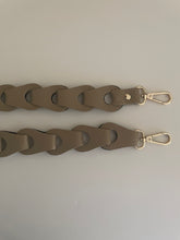 Afbeelding in Gallery-weergave laden, Lederen Bagstrap, schouderband voor aan een tas. De band is ca. 4cm breed en is niet verstelbaar. De schouderband is in verschillende kleuren verkrijgbaar: Zwart mat, Beige mat, Taupe mat, Multicolor Groen-Fuchsia-Oranje-Paars, Multicolor Beige, Zwart, Zilver.