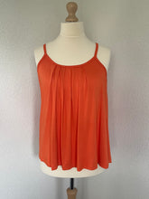 Afbeelding in Gallery-weergave laden, Oranje mouwloze top van Mooij is een klokkend model met bandjes, een prachtige top van een zwaardere kwaliteit stof. Top heeft een ronde hals, is aan de hals plissé gestikt. Top is verkrijgbaar in verschillende kleuren: Groen, Oranje, Fuchsia, Koningsblauw, Olijfgroen en is een échte favoriet.