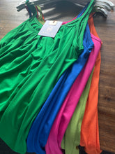 Afbeelding in Gallery-weergave laden, Deze mouwloze top van Mooij is een klokkend model met bandjes, een prachtige top van een zwaardere kwaliteit stof. Top heeft een ronde hals, is aan de hals plissé gestikt. Top is verkrijgbaar in verschillende kleuren: Groen, Oranje, Fuchsia, Koningsblauw, Olijfgroen en is een échte favoriet.