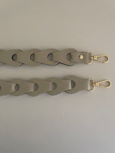 Afbeelding in Gallery-weergave laden, Lederen Bagstrap, schouderband voor aan een tas. De band is ca. 4cm breed en is niet verstelbaar. De schouderband is in verschillende kleuren verkrijgbaar: Zwart mat, Beige mat, Taupe mat, Multicolor Groen-Fuchsia-Oranje-Paars, Multicolor Beige, Zwart, Zilver.