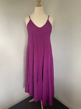 Afbeelding in Gallery-weergave laden, Jurk Maxi Shimmer & Shine Asymmetrisch is een lange wijde jurk van een gerimpelde stof. De jurk heeft een prachtige maar subtiele shimmer, heeft een V-hals en spaghettibandjes. De jurk is one size, is te dragen van maat 36 t/m maat 44 en is verkrijgbaar in verschillende kleuren: Navy, Fuchsia.