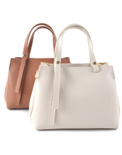 Afbeelding in Gallery-weergave laden, Lederen Tas Jadey is een stevige handtas met schouderband. Aan de binnenzijde zit een ritssluiting en twee afzonderlijke vakken met magneetsluitingen. De tas komt met een verstelbaar en afneembaar lang hengsel. Tas Jadey is ook crossbody te dragen. Tas Jadey is tijdloos en elegant, ideaal voor zowel een avondje uit als casual gebruik.