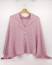 Load image into Gallery viewer, Roze Lois Sjaal is een luxueuze accessoire gemaakt van een hoogwaardige blend van materialen. Deze sjaal biedt een perfecte combinatie van zachtheid, warmte en stijl. Een leuk detail van deze sjaal zijn de knoopjes die op beide zijden zijn bevestigd.