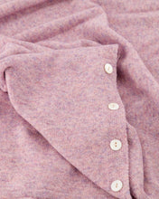 Load image into Gallery viewer, Roze Lois Sjaal is een luxueuze accessoire gemaakt van een hoogwaardige blend van materialen. Deze sjaal biedt een perfecte combinatie van zachtheid, warmte en stijl. Een leuk detail van deze sjaal zijn de knoopjes die op beide zijden zijn bevestigd.