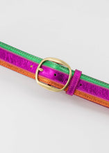 Afbeelding in Gallery-weergave laden, Metallic Lederen Riem met goudkleurige gesp in metallic multicolor. De Louise riem is vervaardigd van suède leer met een ronde gesp. Louise is te dragen als broekriem, is 4 cm breed en verkrijgbaar in verschillende maten. Kleur multicolor : Fuchsia, Oranje, Groen.