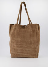 Afbeelding in Gallery-weergave laden, Taupe Lederen suède schoudertas Mia is een soepel vallende shopper met touwsluiting en heeft aan de binnenkant van de tas een extra vakje met ritssluiting. Deze schoudertas is verkrijgbaar in verschillende kleuren: Beige suède, Taupe suède, Groen suède, Bruin suède, Cheetah suède.