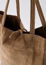 Afbeelding in Gallery-weergave laden, Taupe Lederen suède schoudertas Mia is een soepel vallende shopper met touwsluiting en heeft aan de binnenkant van de tas een extra vakje met ritssluiting. Deze schoudertas is verkrijgbaar in verschillende kleuren: Beige suède, Taupe suède, Groen suède, Bruin suède, Cheetah suède.