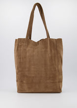 Afbeelding in Gallery-weergave laden, Taupe Lederen suède schoudertas Mia is een soepel vallende shopper met touwsluiting en heeft aan de binnenkant van de tas een extra vakje met ritssluiting. Deze schoudertas is verkrijgbaar in verschillende kleuren: Beige suède, Taupe suède, Groen suède, Bruin suède, Cheetah suède.