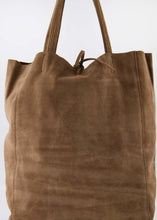 Afbeelding in Gallery-weergave laden, Taupe Lederen suède schoudertas Mia is een soepel vallende shopper met touwsluiting en heeft aan de binnenkant van de tas een extra vakje met ritssluiting. Deze schoudertas is verkrijgbaar in verschillende kleuren: Beige suède, Taupe suède, Groen suède, Bruin suède, Cheetah suède.