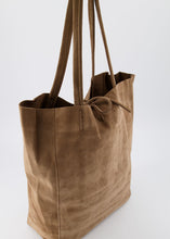 Afbeelding in Gallery-weergave laden, Taupe Lederen suède schoudertas Mia is een soepel vallende shopper met touwsluiting en heeft aan de binnenkant van de tas een extra vakje met ritssluiting. Deze schoudertas is verkrijgbaar in verschillende kleuren: Beige suède, Taupe suède, Groen suède, Bruin suède, Cheetah suède.