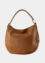 Afbeelding in Gallery-weergave laden, Cognac Lederen Schoudertas Petra met ritssluiting die ook te dragen is als een handtas. De Petra tas heeft een groot binnenvak, klein vakje voor de telefoon en een afsluitbaar binnenvak. Deze tas heeft de volgende afmetingen: breed 35cm x hoog 30cm x diep 9cm.